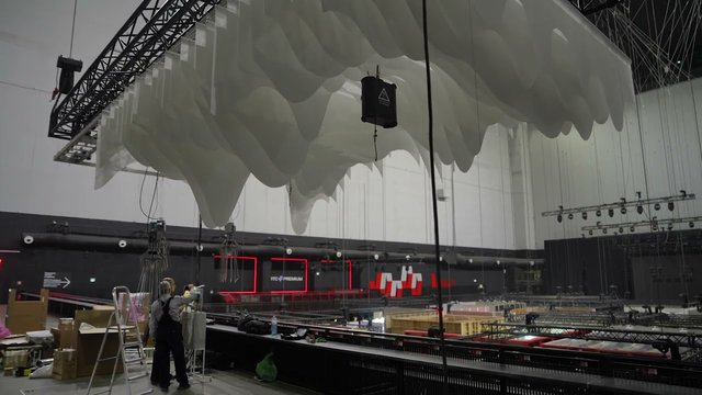 Installation of the Kinetic ceiling 