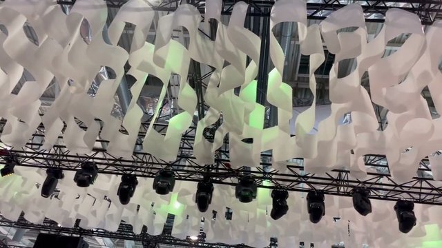 Fire resistant ceiling for exhibitions 