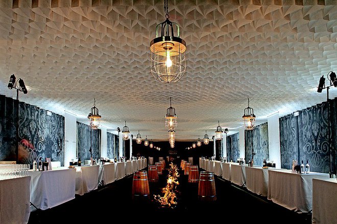 Decorative ceiling for restaurant 