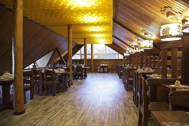 Honeycomb ceiling for a restaurant 