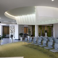 The new form of Drop Stripe® ceiling in the conference hall 