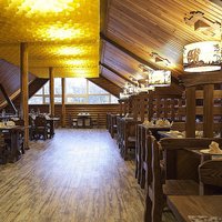 Restaurant ceiling with honeycomb panels 