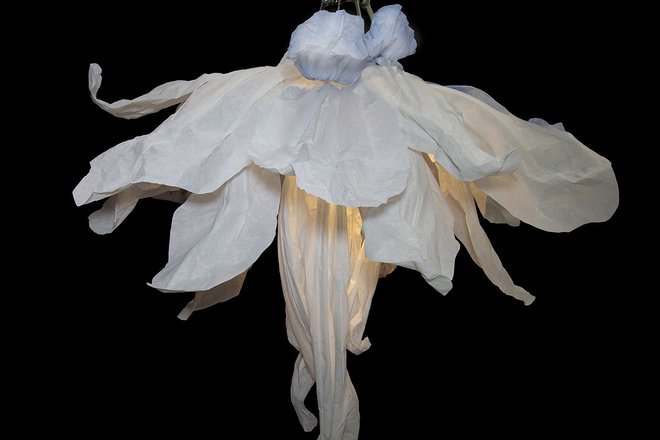 Unfolding flower-shaped luminaires – Kinetic Form 
